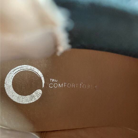 Journee Collection Womens Chelsea Ankle Boots Size 9 White Chunky Lug Sole - Picture 9 of 12